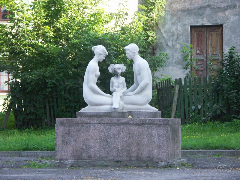 PICT3128.JPG - W okolicach synagogi pamiątka z czasów jedynie słusznej idei.
